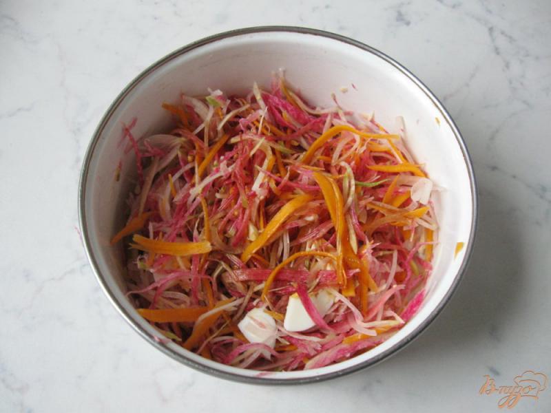 Фото приготовление рецепта: Салат из редьки с тыквой и соевым соусом шаг №7