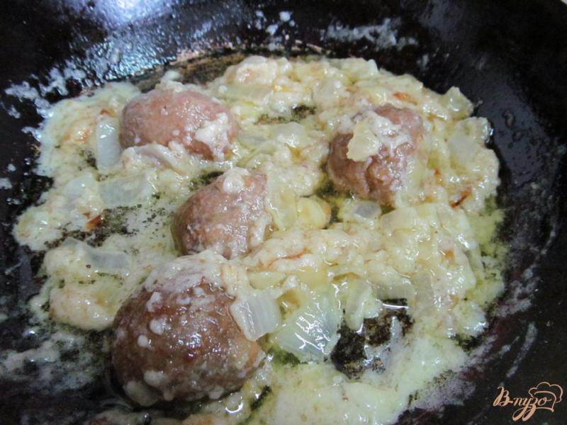 Фото приготовление рецепта: Завтрак на лепешке с фрикадельками шаг №8