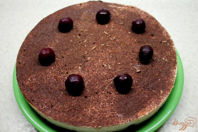 Фото приготовление рецепта: Шоколадный торт с вишней и творожным суфле шаг №9
