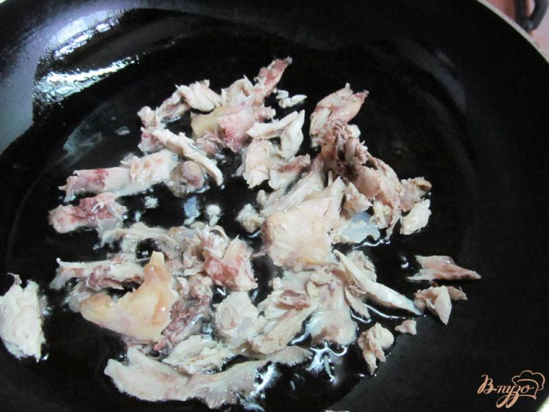 Фото приготовление рецепта: Теплый салат с макаронами и куриным мясом шаг №1