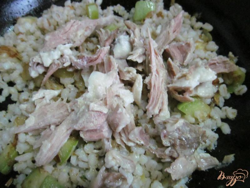 Фото приготовление рецепта: Свинина с кабачком и перловкой шаг №4