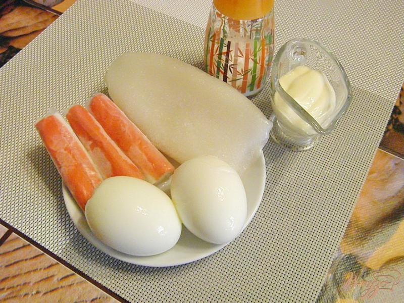 Фото приготовление рецепта: Салат с кальмаром и крабовыми палочками шаг №1