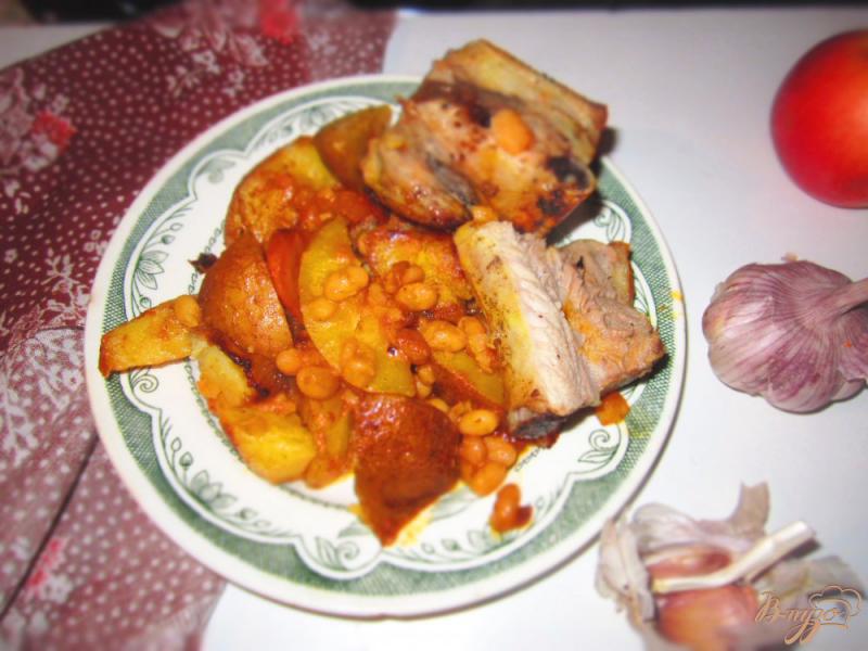 Фото приготовление рецепта: Свиные ребра запеченные с овощами и фасолью шаг №5