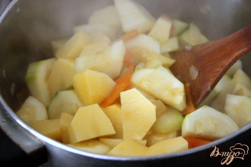 Фото приготовление рецепта: Сырно-овощной крем-суп шаг №2