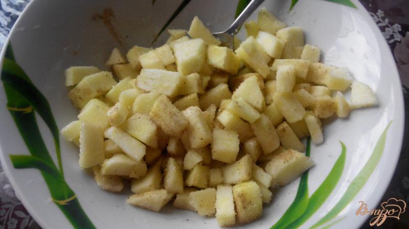 Фото приготовление рецепта: Пирожки  с яблоками на молоке и дрожжах шаг №3