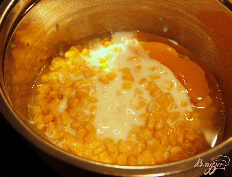 Фото приготовление рецепта: Кукурузно-сырные оладьи шаг №2