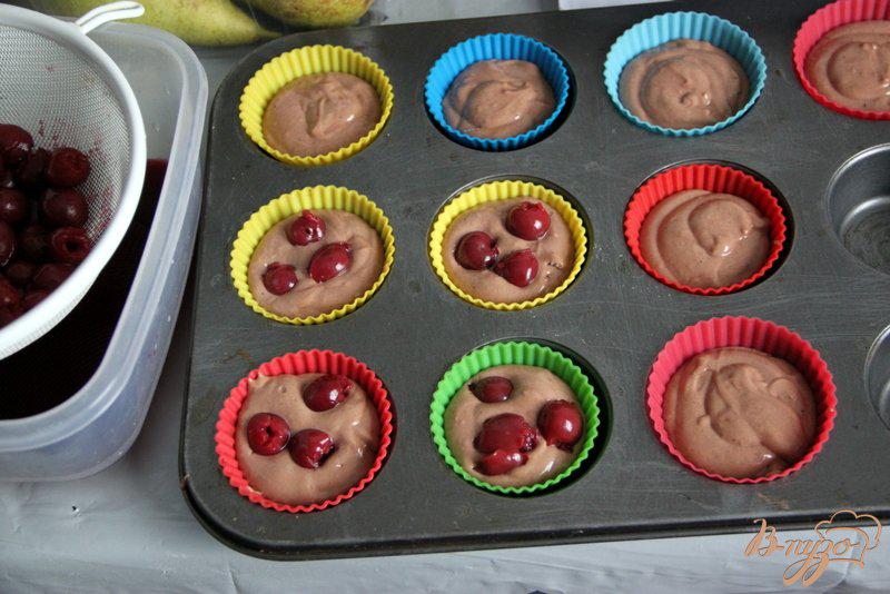Фото приготовление рецепта: Шоколадные кексы на сгущенке  с вишней шаг №4