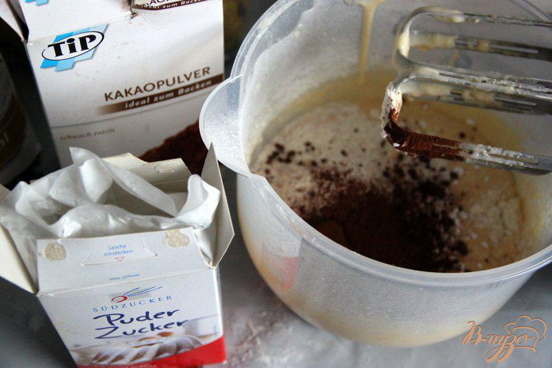 Фото приготовление рецепта: Шоколадные кексы на сгущенке  с вишней шаг №3