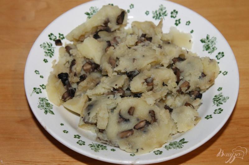 Фото приготовление рецепта: Домашние вареники с картошкой и грибами шаг №5