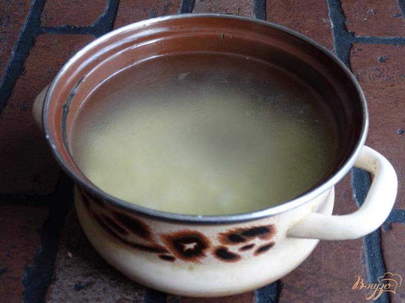 Фото приготовление рецепта: Суп с орзо и сельдереем на мясном бульоне шаг №3