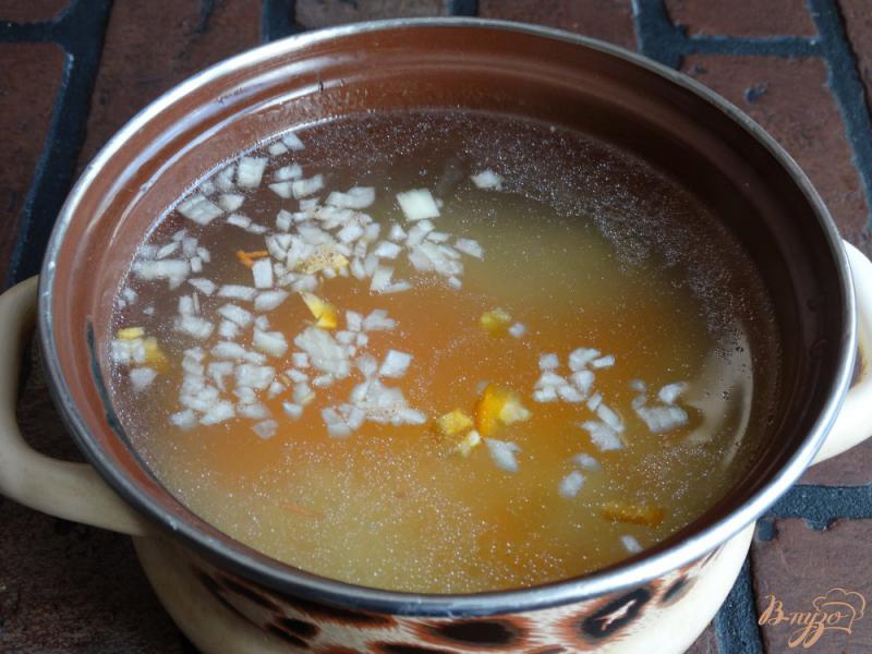 Фото приготовление рецепта: Суп с орзо и сельдереем на мясном бульоне шаг №5