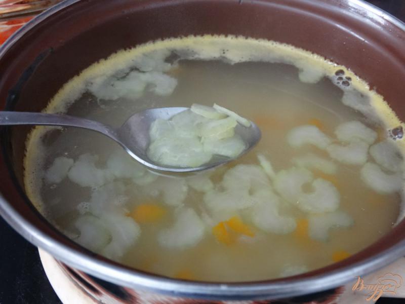 Фото приготовление рецепта: Суп с орзо и сельдереем на мясном бульоне шаг №7