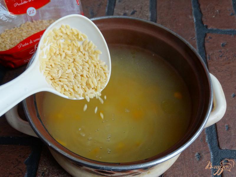Фото приготовление рецепта: Суп с орзо и сельдереем на мясном бульоне шаг №6