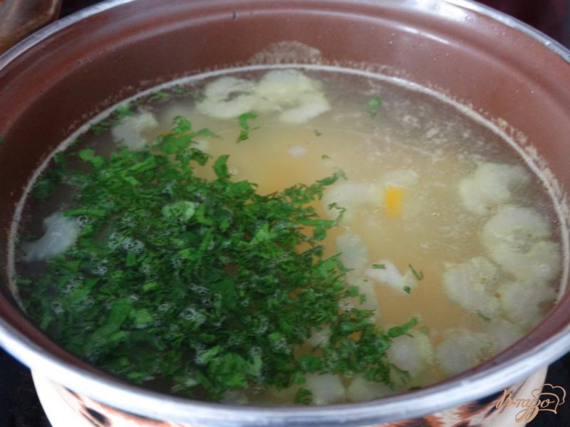 Фото приготовление рецепта: Суп с орзо и сельдереем на мясном бульоне шаг №8
