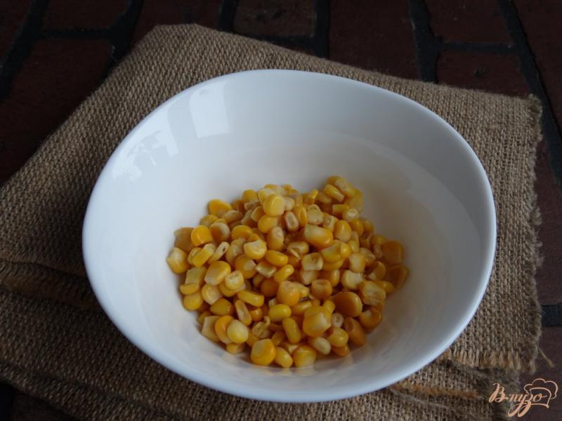 Фото приготовление рецепта: Салат с кукурузой и сельдереем шаг №1
