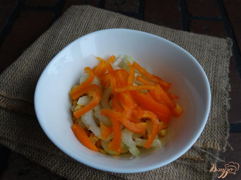 Фото приготовление рецепта: Салат с кукурузой и сельдереем шаг №3