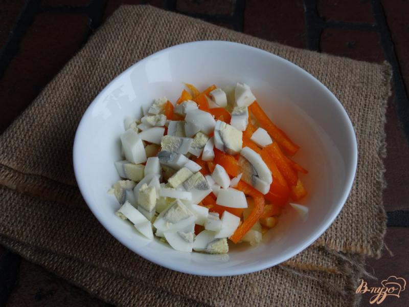 Фото приготовление рецепта: Салат с кукурузой и сельдереем шаг №4