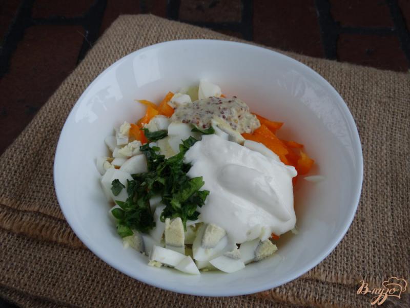 Фото приготовление рецепта: Салат с кукурузой и сельдереем шаг №5
