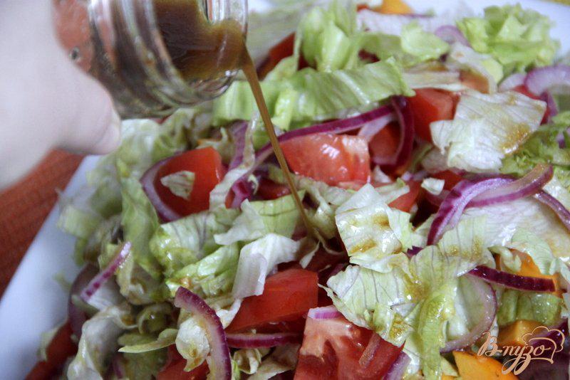 Фото приготовление рецепта: Салат с помидорами и хурмой шаг №5