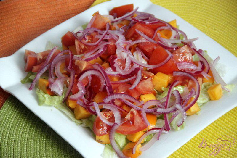 Фото приготовление рецепта: Салат с помидорами и хурмой шаг №4