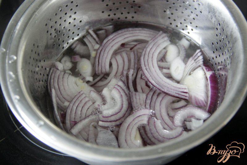 Фото приготовление рецепта: Салат с помидорами и хурмой шаг №1