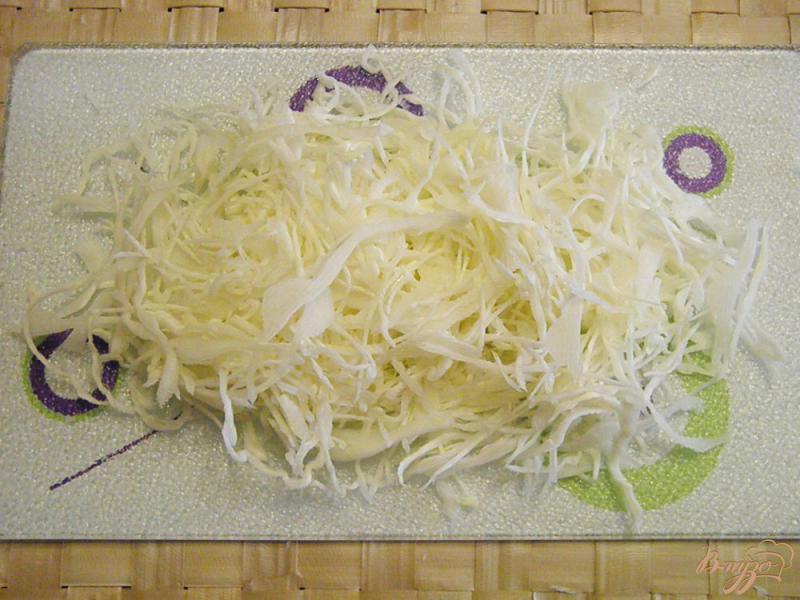 Фото приготовление рецепта: Салат с редькой, орехами и сметаной шаг №4