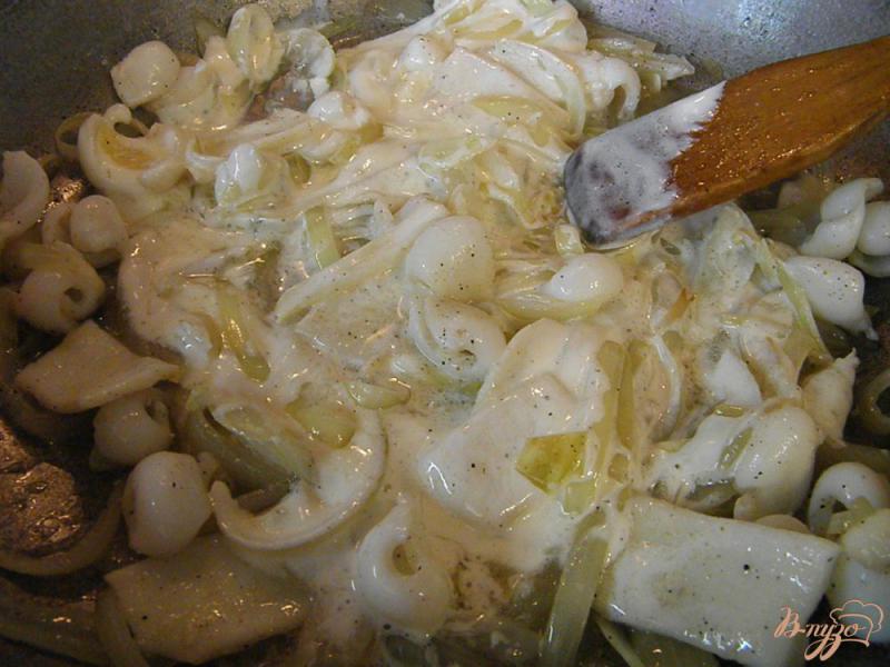 Фото приготовление рецепта: Кальмар с паприкой и луком в сметане шаг №5