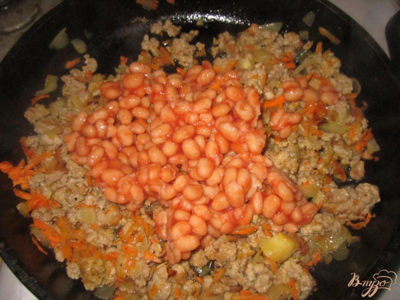 Фото приготовление рецепта: Макароны с фаршем и фасолью в томате шаг №3