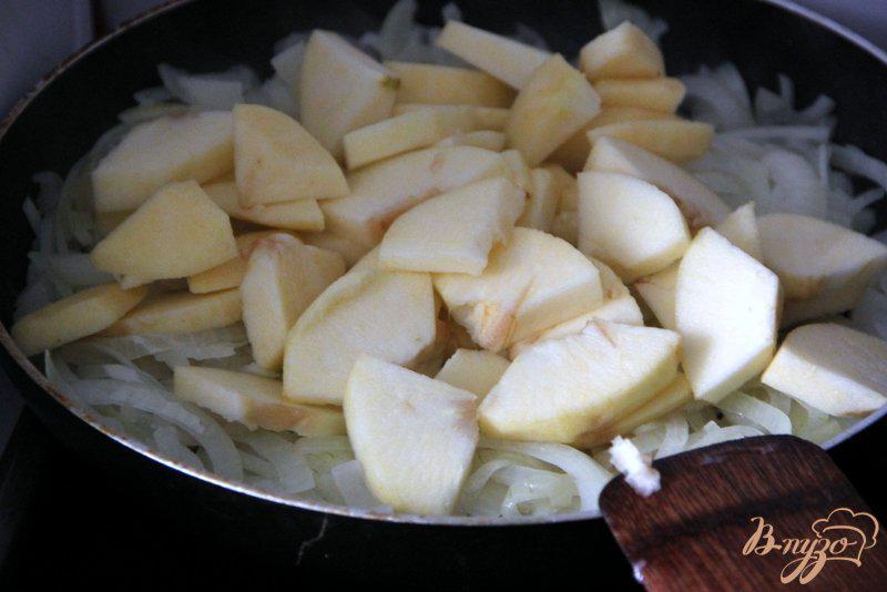 Фото приготовление рецепта: Пирог с яблоками, луком и копчеными колбасками шаг №3