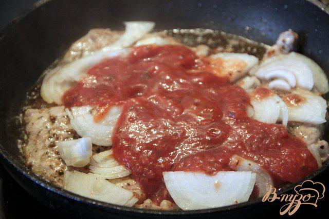 Фото приготовление рецепта: Мясные отбивные в томатном соусе шаг №5