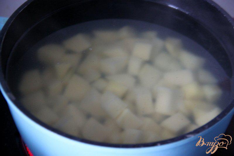 Фото приготовление рецепта: Быстрый сливочный суп с макаронами, ветчиной и сухариками шаг №3