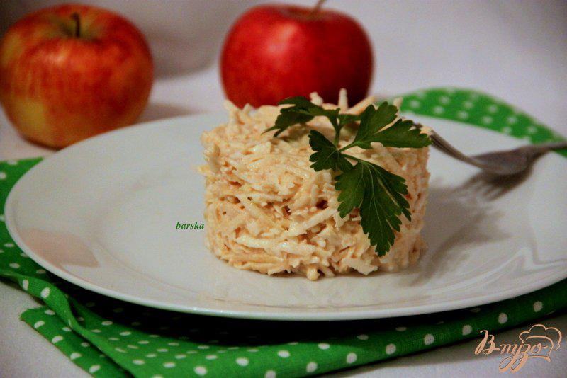 Фото приготовление рецепта: Салат из яблок и сельдерея шаг №4