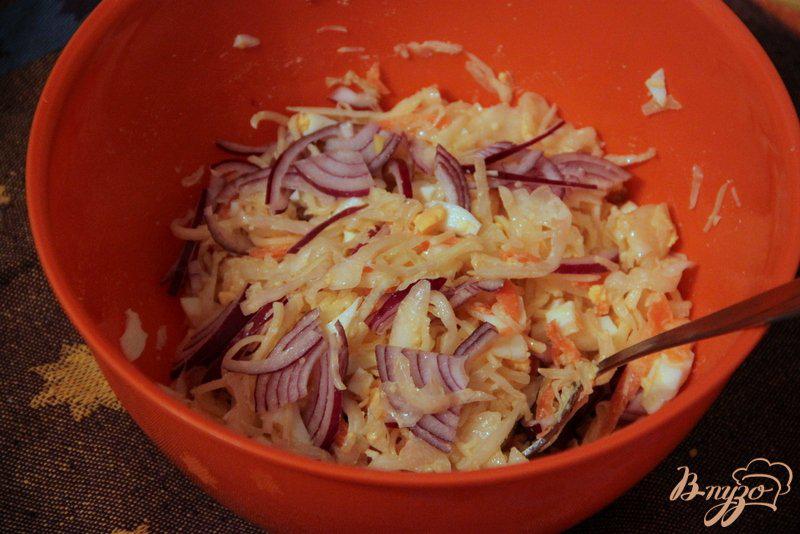 Фото приготовление рецепта: Салат из  квашеной капусты шаг №4