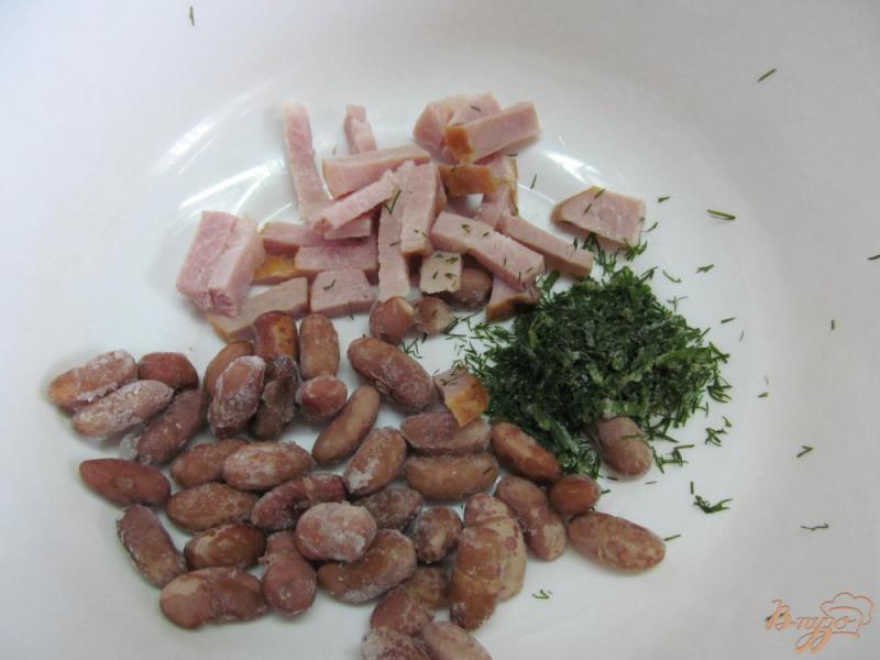 Фото приготовление рецепта: Салат с ветчиной помидором и фасолью шаг №1