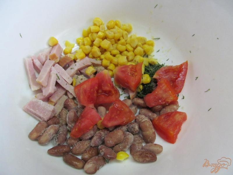 Фото приготовление рецепта: Салат с ветчиной помидором и фасолью шаг №2