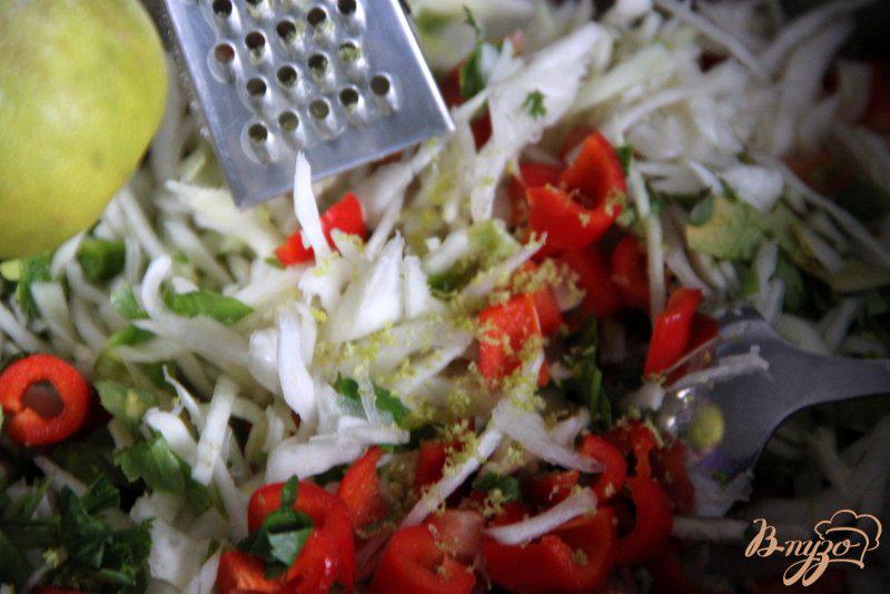 Фото приготовление рецепта: Салат из капусты с заправкой из брынзы шаг №4