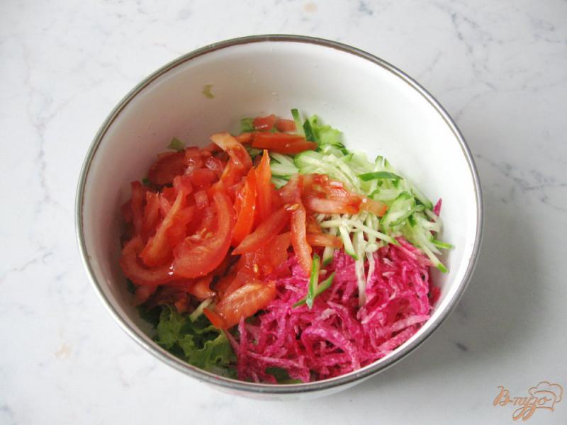 Фото приготовление рецепта: Салат из  редьки с помидорами и огурцами шаг №4