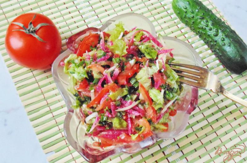 Фото приготовление рецепта: Салат из  редьки с помидорами и огурцами шаг №10