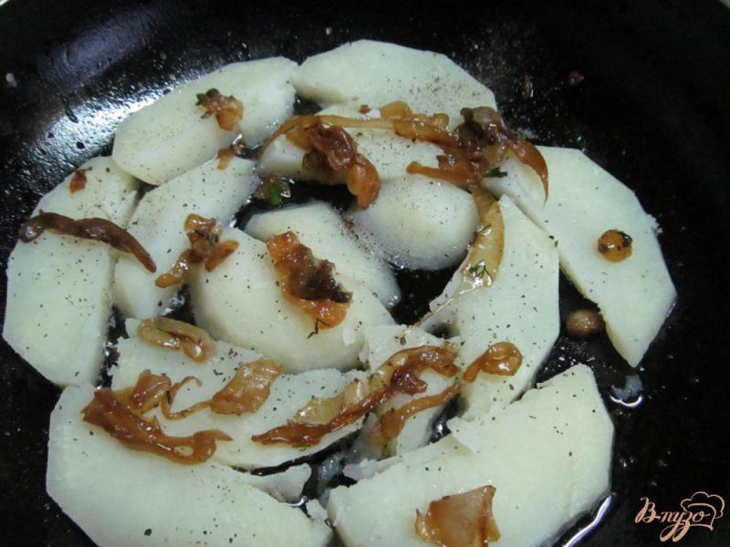 Фото приготовление рецепта: Жаренный линь с картофелем шаг №4