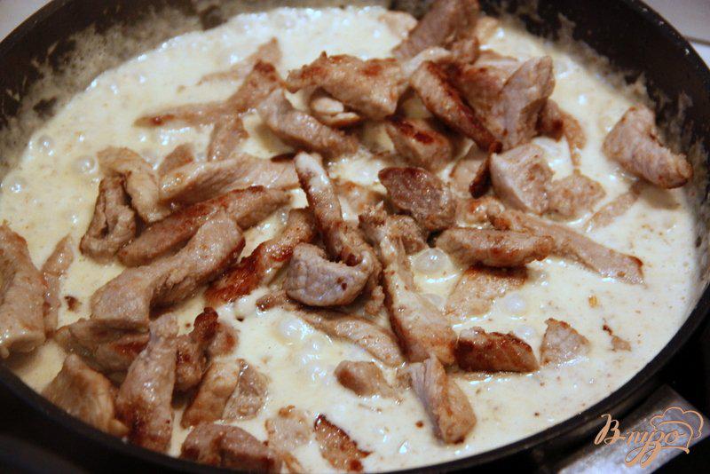 Фото приготовление рецепта: Свиные «обрезочки» в сливочно-горчичном соусе шаг №5