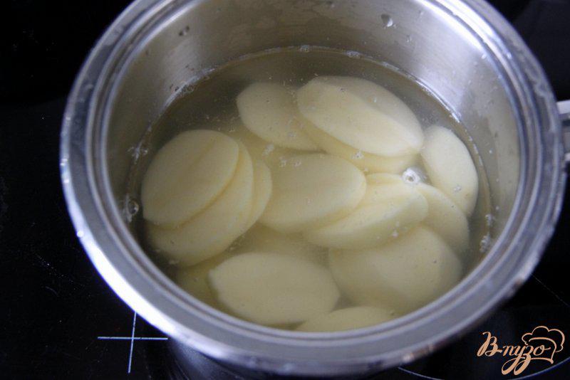 Фото приготовление рецепта: Запеканка из  капусты и фарша, с картофелем шаг №3