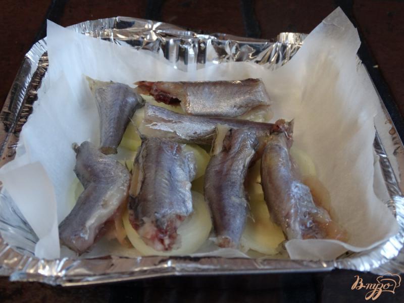 Фото приготовление рецепта: Рыбная запеканка с опятами, овощами и сыром шаг №3