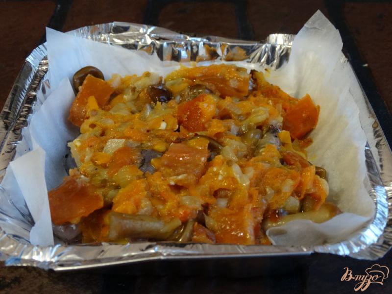 Фото приготовление рецепта: Рыбная запеканка с опятами, овощами и сыром шаг №5