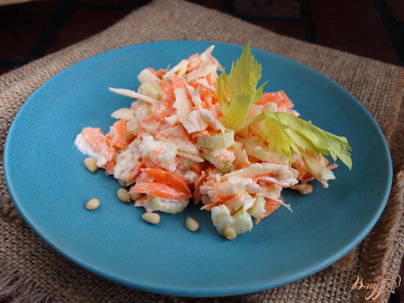 Фото приготовление рецепта: Салат с сельдереем, морковью и кедровыми орешками шаг №7