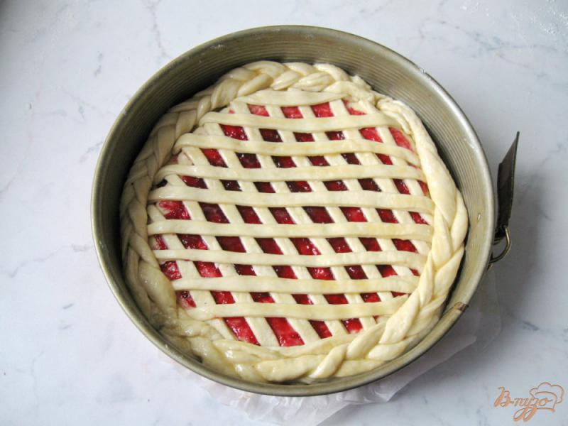 Фото приготовление рецепта: Сдобный пирог с черносмородиновым джемом шаг №6
