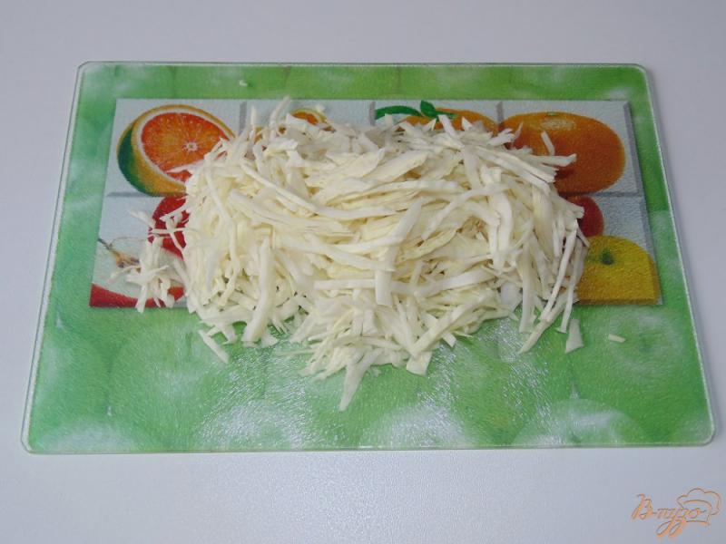 Фото приготовление рецепта: Салат из двух видов капусты шаг №2