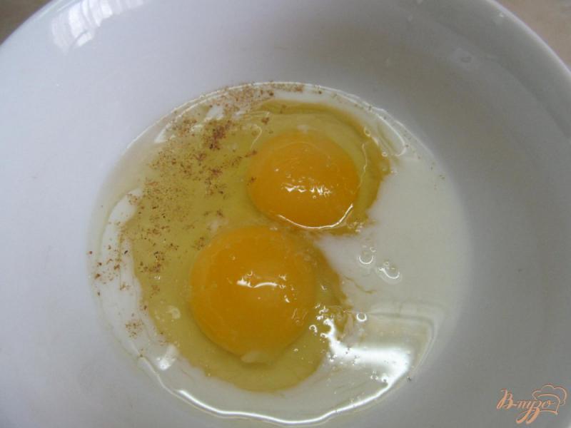 Фото приготовление рецепта: Яйцо сыр копчености в лаваше шаг №1