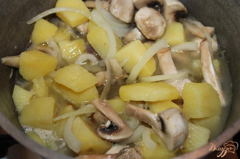 Фото приготовление рецепта: Тушенный картофель с шампиньонами и уткой шаг №5
