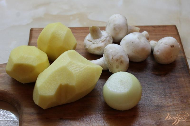 Фото приготовление рецепта: Тушенный картофель с шампиньонами и уткой шаг №1