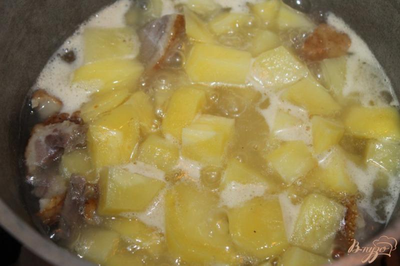 Фото приготовление рецепта: Тушенный картофель с шампиньонами и уткой шаг №3